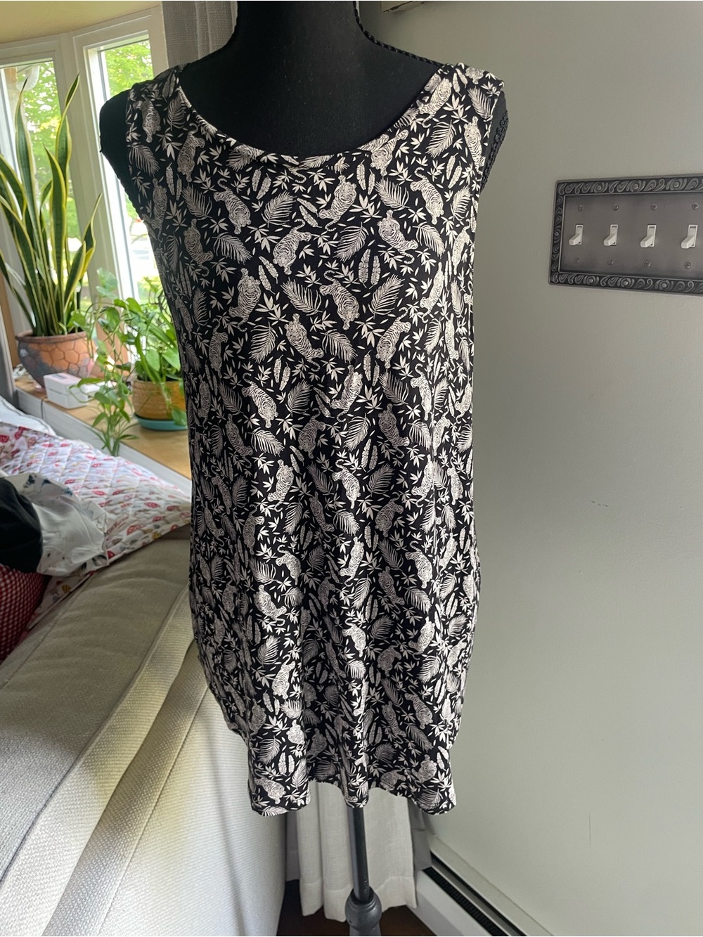 Black & White Tropical Print Sleeveless Top NWOT - Picture 1 of 3